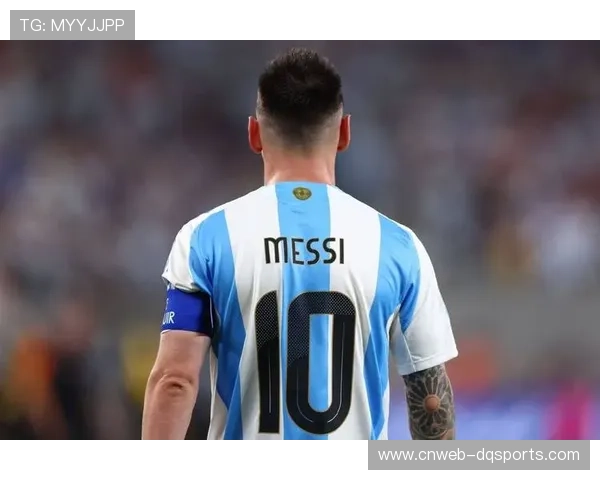 诺坎普球迷高呼“梅西”致敬传奇，巴萨逆境中唤醒DNA